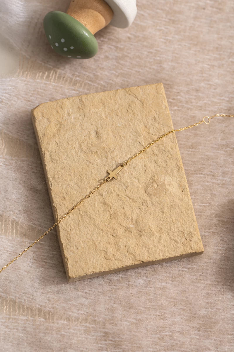 Stříbrný náramek s křížkem