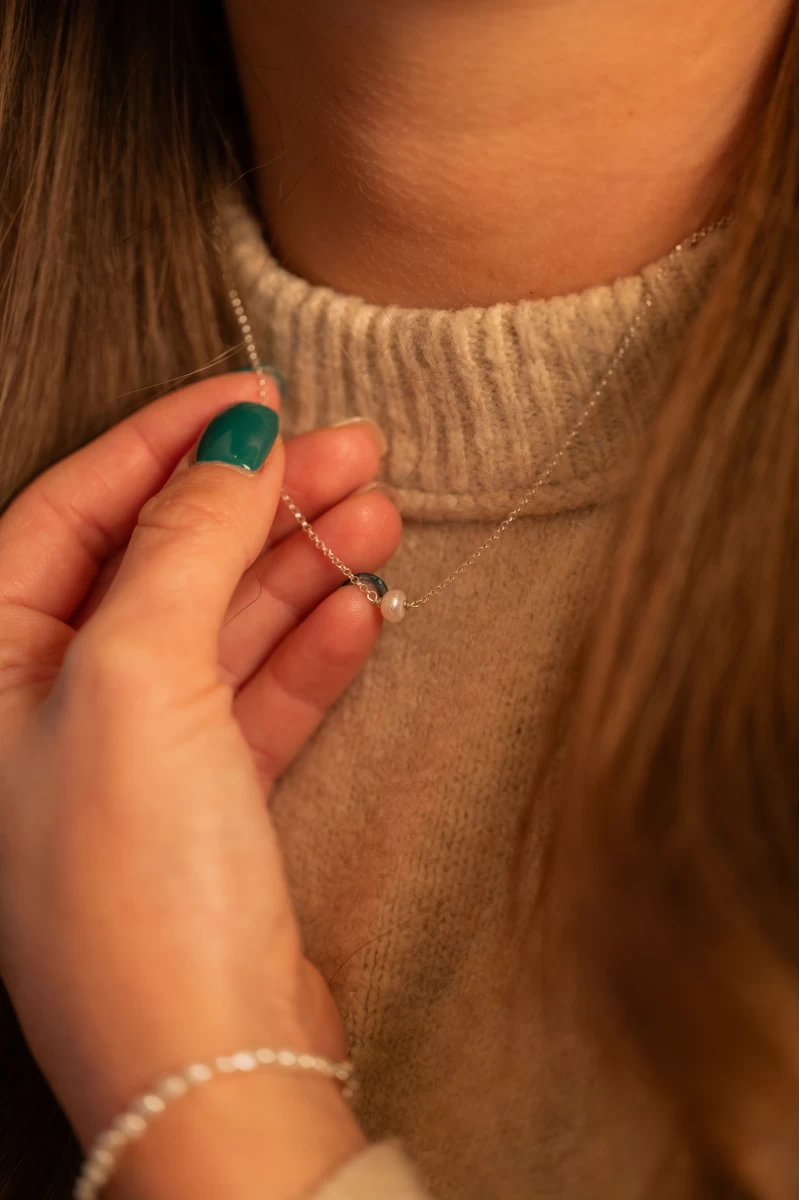 Stříbrný náhrdelník s perlami