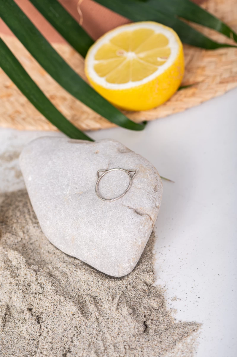 Stříbrný prsten kočka