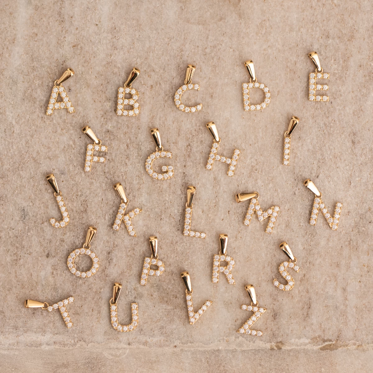 Zlatý náhrdelník písmeno se zirkony