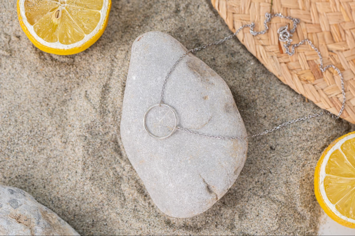 Stříbrný náhrdelník s kruhem