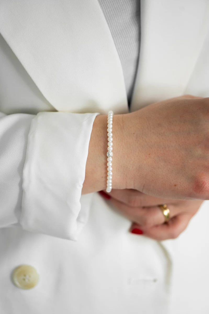 Náramek s bílými sladkovodními perlami a stříbrným zámkem