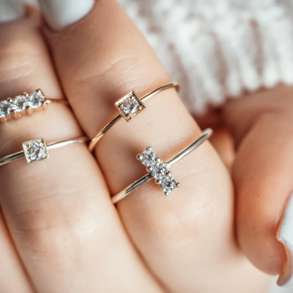 Růžovozlatý-14K prsten s kameny zirkonie