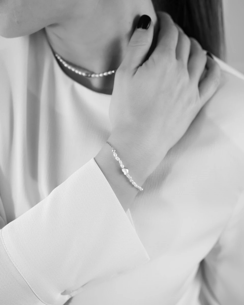 Bílý náramek ze sladkovodních perel se srdcem 925