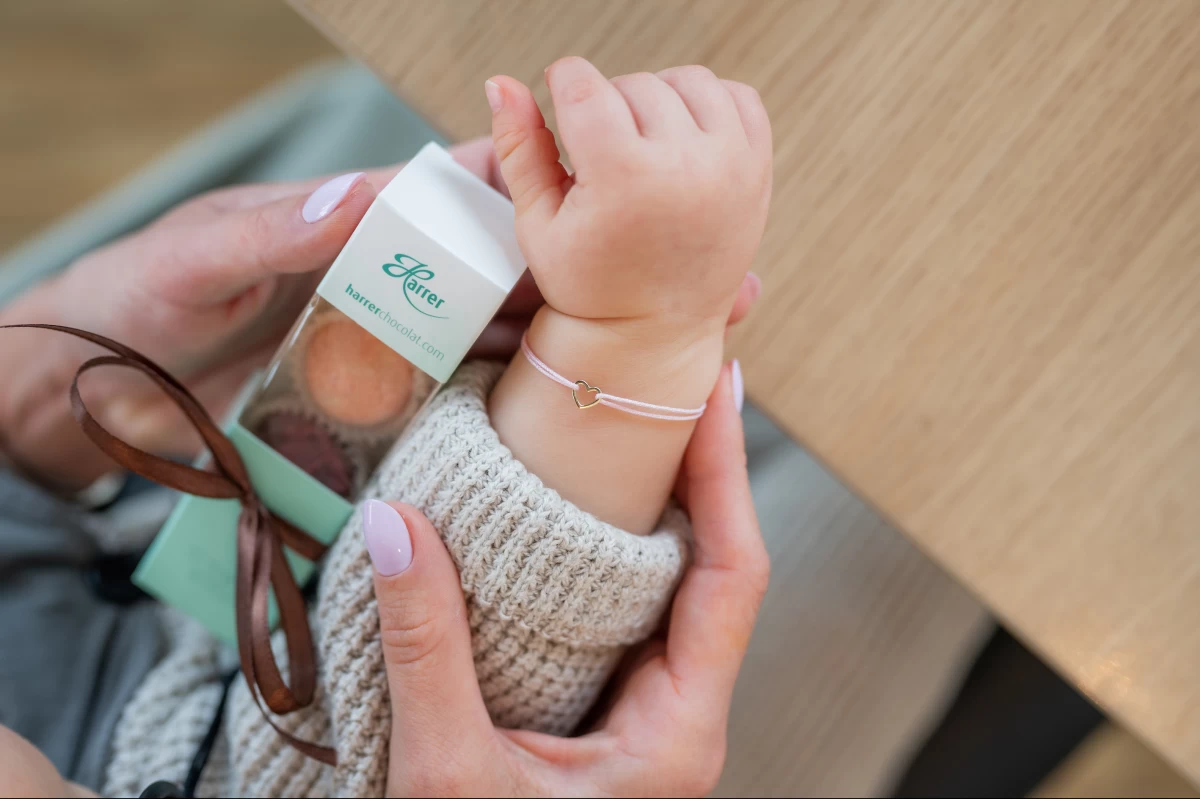 Obrysové dětské srdce náramek na šňůrce z růžového zlata 585