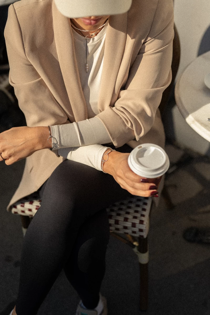 Náramek ze sterlingového stříbra 925 s bílými perlami a gravírovaným kruhovým přívěskem