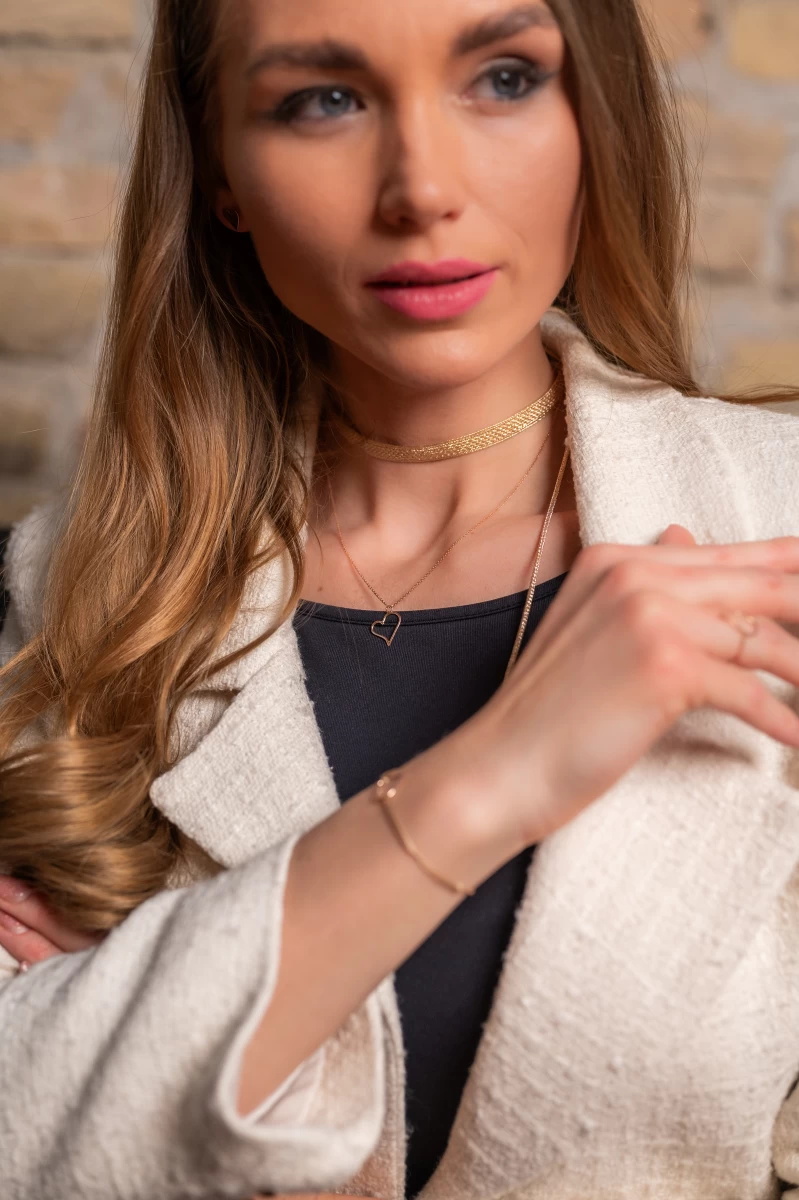 Tradiční arabský náhrdelník choker ze zlaté nitě ve zlaté barvě