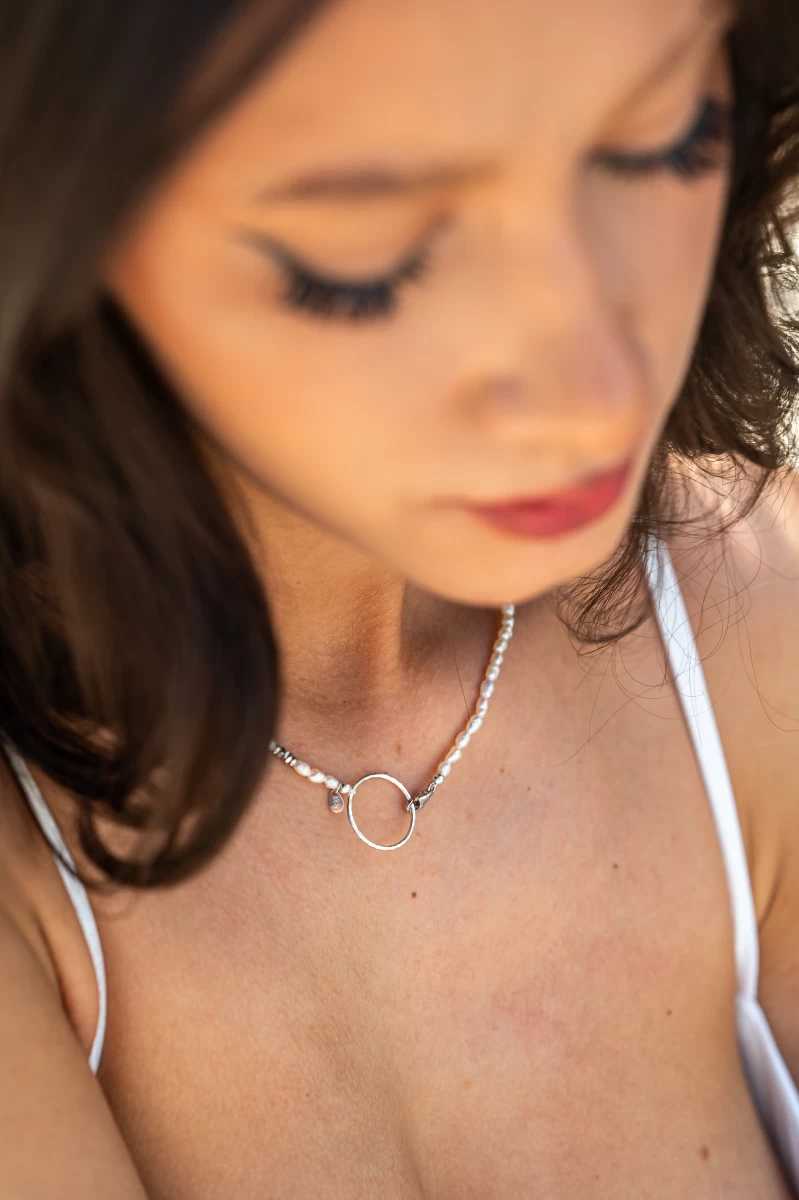 Náhrdelník s bílými sladkovodními perlami a stříbrným kruhovým přívěskem