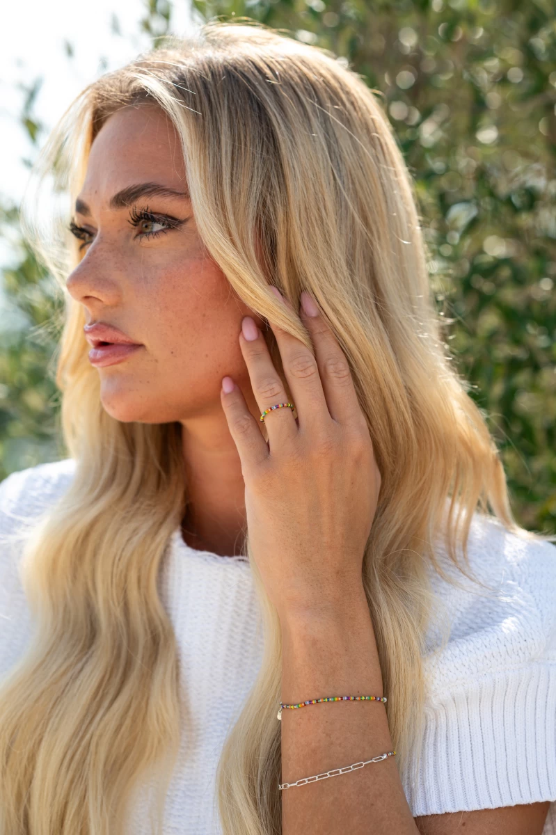 Stříbrný prsten s barevnými korálky