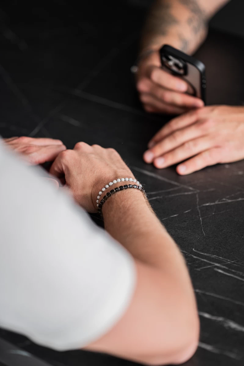 Náramek z howlitu a stříbra 925