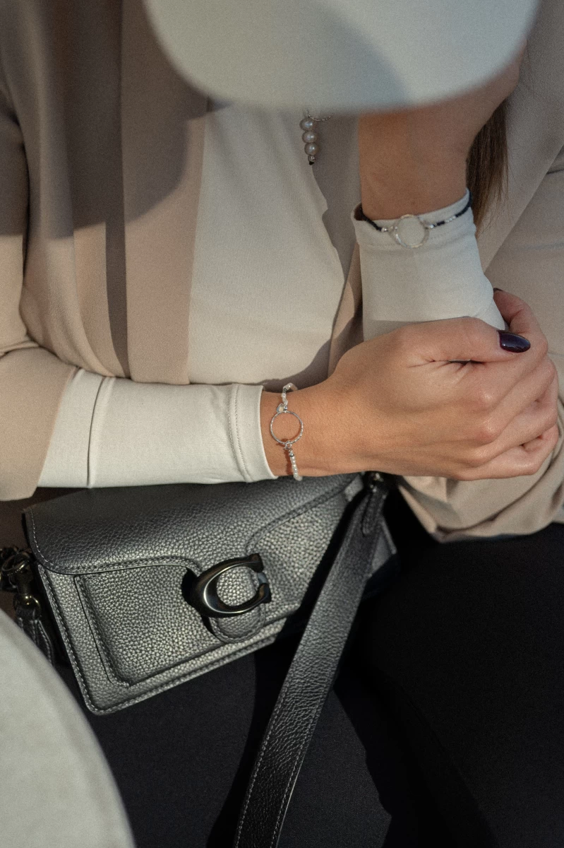 Náramek ze sterlingového stříbra 925 s bílými perlami a gravírovaným kruhovým přívěskem