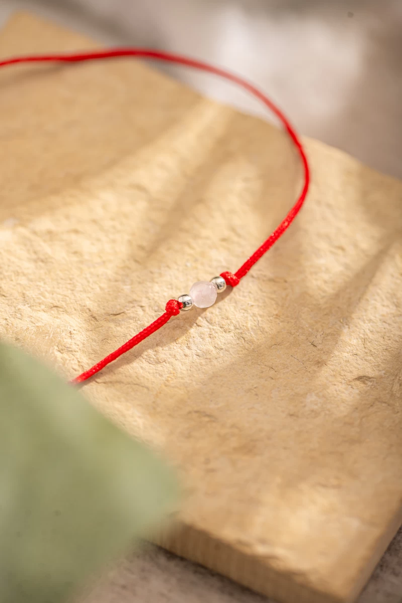 Červený ochranný dětský náramek na šňůrce ze stříbra 925