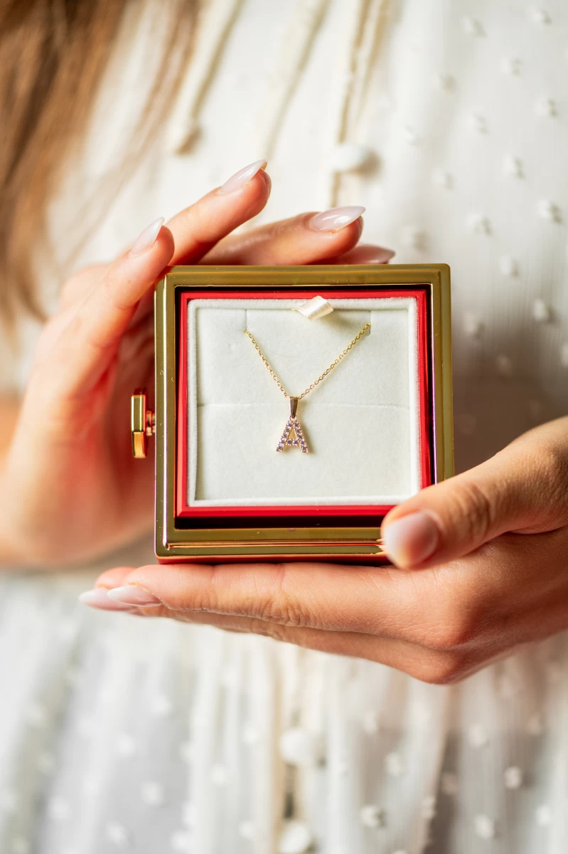 Zlatý náhrdelník písmeno se zirkony