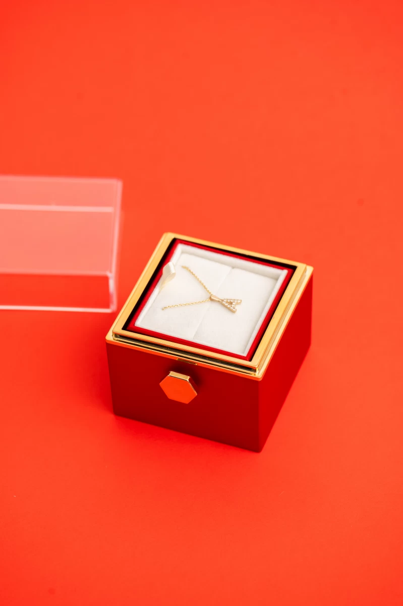 Zlatý náhrdelník písmeno se zirkony