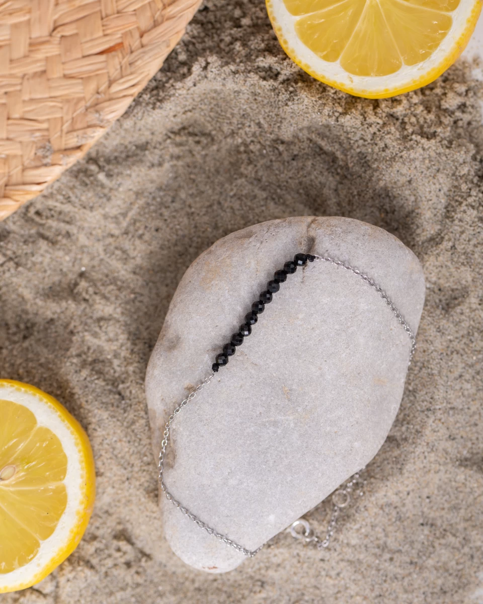 Stříbrný náramek na kotník se spinelem