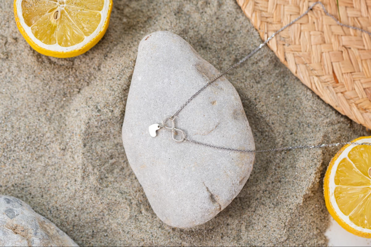 Bílozlatý náhrdelník Nekonečné srdce